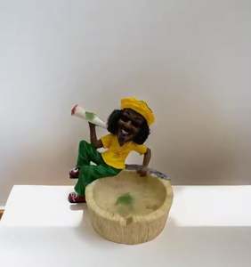 Vente en gros cendrier portable moderne moyen en résine avec logo personnalisé haute qualité décoration tendance Bob's Signature - Product Image 4