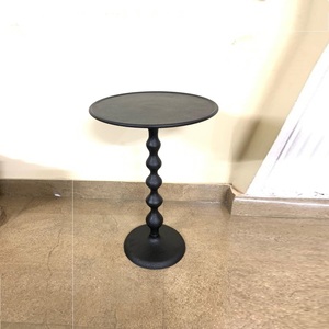 Table basse arrondie la plus étonnante avec design martelé à la main et finition en cuivre antique Table d'appoint de canapé à vendre - Product Image 4