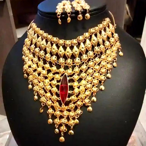 Ensemble de bijoux de mode vintage plaqué or 24 carats Comores Mayotte collier boucles d'oreilles bracelets peignes broches cuivre matériel USA France - Product Image 1