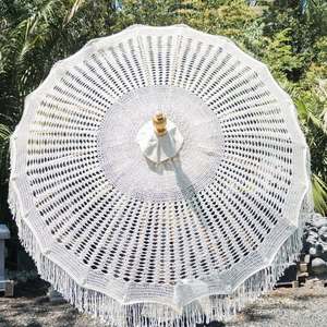 Sombrilla de Playa Moderna Estilo Boho, con Techo de Crochet y Flecos de Macramé, para Jardín, Patio, Hotel, Restaurante, Parque, Fabricada con Madera, Fibra de Vidrio y Hierro - Product Image 1