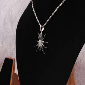 Pendentif en moissanite glacé de style hip-hop personnalisé en forme d'araignée, fait à la main, brillant - Product Image 3