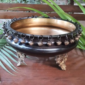 Bol plaqué de couleur noire avec anneau et cloches avec base ou support de designer de luxe pour Urli - Product Image 1