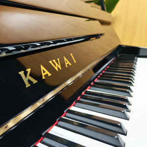 Piano Vertical Clásico de Madera Kawai CL4MW con Acción de Martillo Japonesa para la Enseñanza Musical Profesional en Escuelas y Estudios - Product Image 1