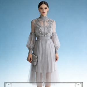Robe de soirée cocktail élégante pour femme, personnalisable, en maille lavande avec dentelle florale, col montant et manches longues, collection 2026 - Product Image 5