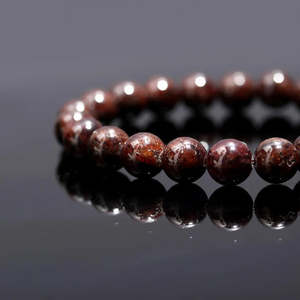 Bracelet de perles de grenat rondes et lisses de 8 mm, 7 pouces, en forme de boule, pour la guérison spirituelle, avec améthyste comme pierre principale, idéal pour un cadeau - Product Image 4