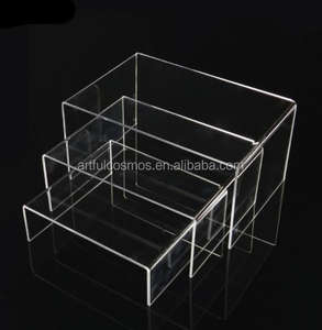 Elevador de acrílico moderno de tres niveles para exhibir sus productos de belleza con diseño elegante - Product Image 5