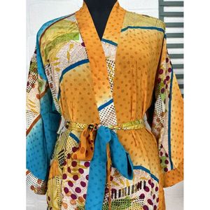 Kimono vintage en crêpe de soie, robe douce et confortable, vêtement de détente léger et luxueux, cadeau d'été parfait pour les femmes, vêtements de nuit - Product Image 2