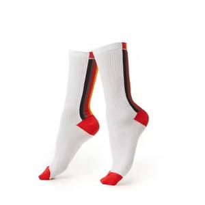 2025 Logo personnalisé sport hommes chaussettes de haute qualité prix usine anti-dérapant tenue décontracté pour la saison d'automne - Product Image 3
