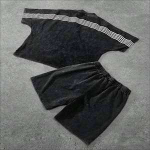 Ensemble court d'été surdimensionné pour homme, style urbain, avec t-shirt en coton respirant à manches courtes et short assorti en maille brodée - Product Image 2