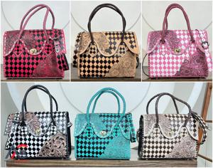 Bolso Tote Cruzado de Cuero Genuino Hecho a Mano al por Mayor con Diseño de Tablero de Ajedrez, Bolso de Hombro Estilo Occidental para Mujer - Product Image 1