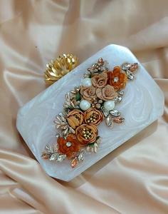 Bolso de mano de resina bordado pesado con trabajo de piedra perla de imitación chapado en oro sólido Vintage mariposa encanto bolso de boda para mujer - Product Image 3