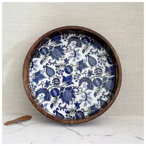 Bandeja de servicio con estampado floral de madera, diseño de cortes con mango, esmalte redondo, aspecto brillante - Product Image 3