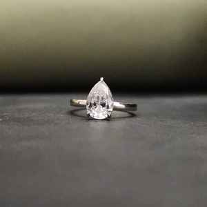 Elegante Anillo de Compromiso Unisex de Acero Inoxidable con Piedra de Moissanita Corte Pera con Certificado IGI - Product Image 2