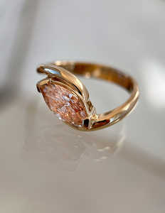 Lujoso 10K oro sólido East West Marquise Diamond Ring Solitaire Diamond Bezel Set Ring Fancy Pink Diamond Ring para boda - Product Image 3