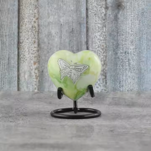 Urna de recuerdo de corazón de latón Superior con soporte Estilo americano bellamente grabado para las cenizas del bebé dignas con amor - Product Image 3