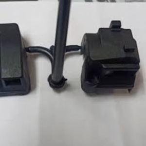 ส่วนประกอบพลาสติกสีดำที่มีคุณภาพระดับพรีเมี่ยมขึ้นรูปซึ่งดูเหมือนจะเป็นประเภทของขั้วต่อไฟฟ้าหรืออาจเป็นส่วนหนึ่งของยานยนต์ - Product Image 1