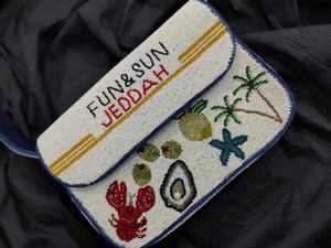 Bolso Bandolera Hecho a Mano con Cuentas, Correa de Cadena, Estilo Ecológico y Moderno, Diseño Personalizado con Temática de Playa Jeddah, Botón de Perla y Flor - Product Image 3