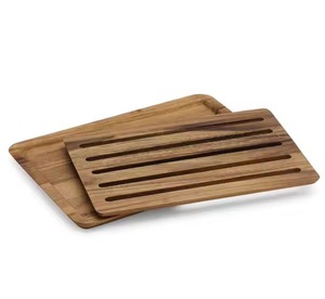 Tabla de cortar de madera con un diseño artesanal natural y resistente, ideal para preparar alimentos en la cocina y para uso doméstico refinado. - Product Image 3