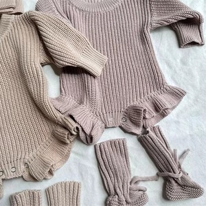Ensemble de vêtements tricotés personnalisés pour bébés filles Ensemble de 3 pièces de body à volants avec bandeau et chaussons - Product Image 5