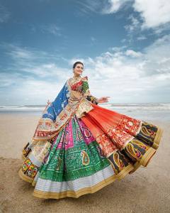 Hecho a mano Impresión digital tradicional y trabajo de espejo Estilo Bollywood Lehenga Choli Dupatta para novias indias Traje de diseñador - Product Image 1