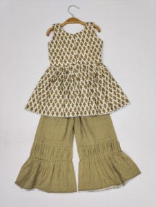 Ensemble Sharara vert olive pour filles Shoryam Fashion, Kurti évasé |   Vêtements ethniques traditionnels en coton pour les mariages, les fêtes et les festivals indiens - Product Image 2