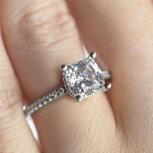 Bague de fiançailles en diamant taille coussin pour femme - Product Image 5