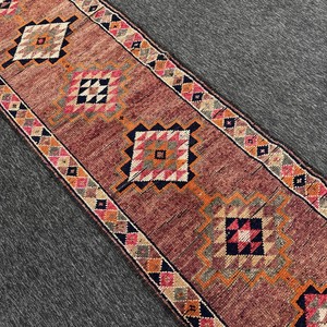 Tapis en laine turque 3,2x13,4 pieds, petit tapis vintage patchwork Herki orange et bleu, avec support en latex écologique - Product Image 3