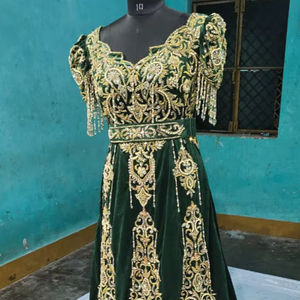 2025 @ Zari Broderie lourde sur une superbe robe Caftan pour femme avec perles de verre en cristal embellies, Dabka, perles, travail de la pierre - Product Image 1