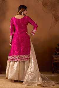 Conjunto de Kurta Gharara Bordado Rosa Intenso de Lujo con Dupatta Color Marfil para Bodas y Fiestas - Product Image 2