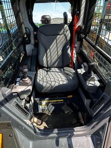 รถตักล้อยาง John Dear 333 P พร้อมอุปกรณ์ตัดหญ้าสำหรับงานหนัก พร้อมใช้งานสำหรับการเคลียร์พื้นที่ - Product Image 2