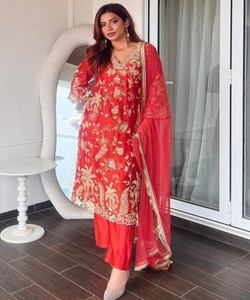 Nuevo diseñador Salwar Kameez-Fusión de tradicional y moderno Creando una moda elegante y elegante Conjunto púrpura Parte inferior superior Dupatta - Product Image 2