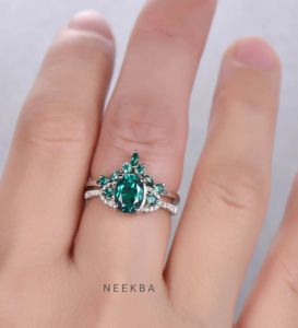 Juego de anillos de novia de oro blanco sólido de 10K con corte ovalado Lab-Juego de anillos de boda hechos a mano de Esmeralda y moissanita con banda curva de corona - Product Image 6