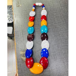 Collier en résine bleue avec accent rouge fait à la main - Product Image 6