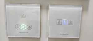 Panel de pasillo de 2 entradas para habitaciones de hotel Fox Domotics Electric DND MMR BELL Switch con vidrio Max. 12V Voltaje - Product Image 2