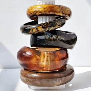 Brazaletes de Resina Acrílica Multicolor para Mujer, Brazaletes Geométricos Cuadrados de Estilo Indio, Hechos a Mano - Product Image 1