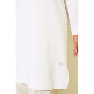 Camisetas cómodas con túnica de talla grande detallada con emblema de hendidura crudo para mujer - Product Image 1