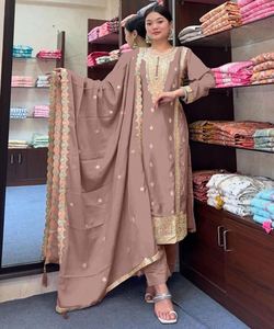 ผ้าไหม Banarasi ชุดประจำวัน Saree กับ zari ทอผ้าและลวดลายดั้งเดิมสำหรับความซับซ้อนคลาสสิกและเน้นเลื่อมเย็น - Product Image 5