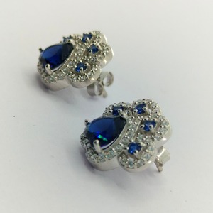 ต่างหูเงินสเตอร์ลิงรูปหัวใจ & ทรงกลมสวยพร้อมไพลินสีน้ำเงินและกระดุมชุบทองเพชรสำหรับงานแต่งงาน - Product Image 2