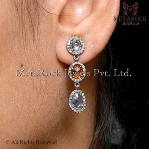 Boucles d'oreilles pendantes de créateur en argent 925 avec diamants naturels pavés et saphirs multiples, fermoirs à bouton, bijoux faits à la main, vente en gros - Product Image 2