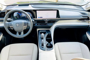 SUV de 7 Plazas Ultra-Lujo Usado, Edición Platino 2024, 400 CV, 4 Cilindros, 305 KM, Transmisión Automática, Volante a la Izquierda, Color Oscuro - Product Image 5