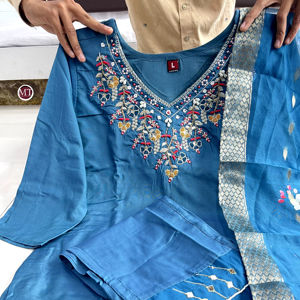 Nueva colección Heavy Chanderi con clase elegante último diseñador seda Chanderi seda Khatli trabajo manual Kurta y pantalón Dupatta - Product Image 1