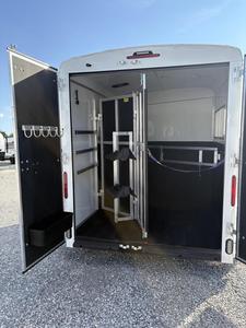 Remorque de transport de bétail à double essieu pour 2 chevaux avec portes latérales et fenêtres - Product Image 3