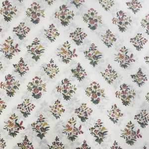 ดอกมะลิเหลืองเขียวและชมพู