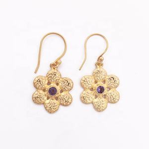 Pendientes de diseño chapados en oro hechos a mano con piedras preciosas de iolita, forma de flor pequeña, estilo colgante texturizado, pendientes colgantes de Material de latón - Product Image 5