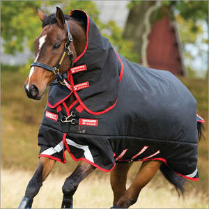 Couverture d'équitation pour cheval en polycoton 600D léger et luxueux, imperméable, respirante, chaude pour l'hiver, personnalisable pour cheval - Product Image 1