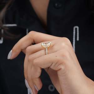 Anillo de Compromiso con Diamante de Corte Radiante y Banda Pavé con Halo Oculto, Certificado IGI - Product Image 6