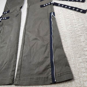 Pantalon gothique vert olive pour femme, jambe évasée, sergé, avec œillets et accessoires métalliques, style grunge - Product Image 2