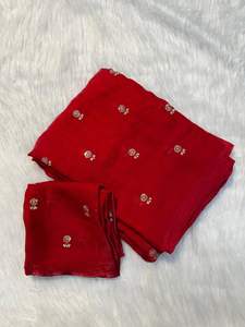 ผ้าซิ่นซาตินไหมสำหรับผู้หญิงระดับพรีเมียม พร้อมดีไซน์ลายสองเฉดสี ประดับด้วยงานปักดิ้นซารีและเลื่อมทั่วผืน - Product Image 3