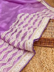 Sari en organza de qualité supérieure, collection de créateurs, imprimé numérique, bordures élégantes, séchage rapide, pièce de chemisier pour femmes, fête de mariage, Saurya - Product Image 2