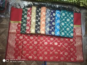 Banarasi Dupatta classique avec motif floral doré disponible en couleurs riches pour la mode de mariage, de festival et de fête - Product Image 3